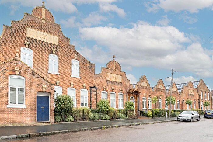 2 Bedroom Flat For Sale In Sutton Road, St. Albans, AL1