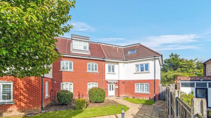 2 Bedroom Flat For Sale In Gillian Crescent, Gidea Park, Romford, RM2