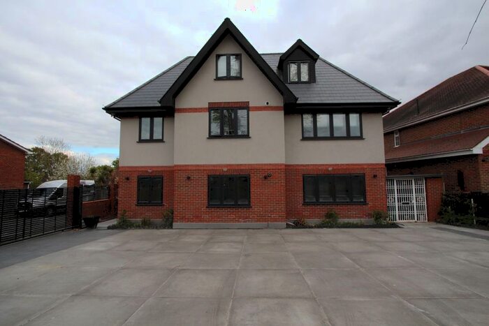 3 Bedroom Flat To Rent In The Avenue, Worcester Park, KT4