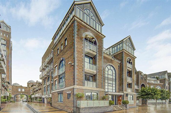 2 Bedroom Block Of Apartments For Sale In Clove Hitch Quay, SW11