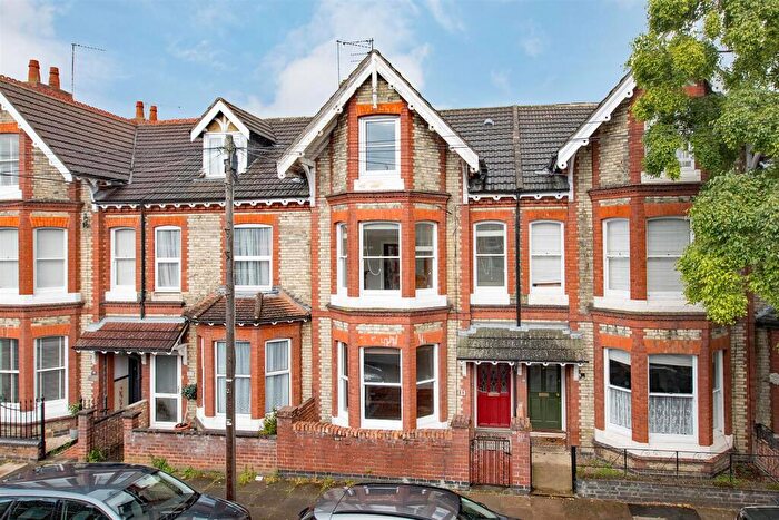 4 Bedroom Town House To Rent In Tennyson Road, Kettering, NN16