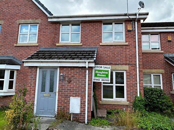 3 Bedroom Mews For Sale In Kings Fold, M46