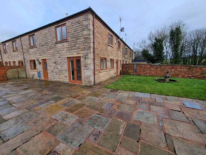 4 Bedroom Barn Conversion To Rent In Moss Hall Road, Heywood, Lancashire, OL10