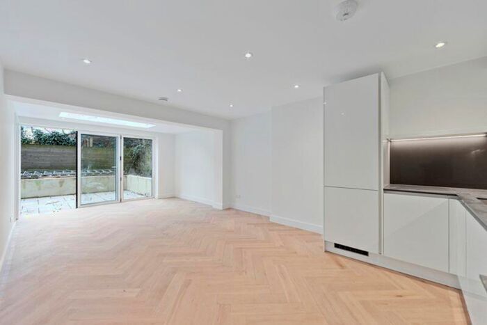 2 Bedroom Flat To Rent In Crossfield Road, Belsize Park, London, NW3