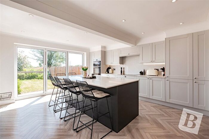 2 Bedroom Bungalow For Sale In Eastwood Drive, Rainham, RM13