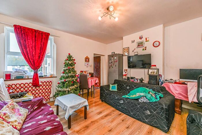 3 Bedroom Maisonette For Sale In Beeches Road, Tooting Bec, London, SW17