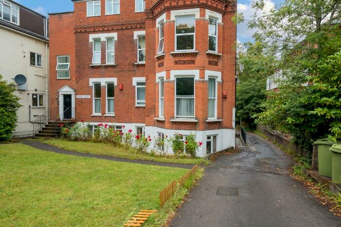 3 Bedroom Flat To Rent In Beulah Hill London, SE19