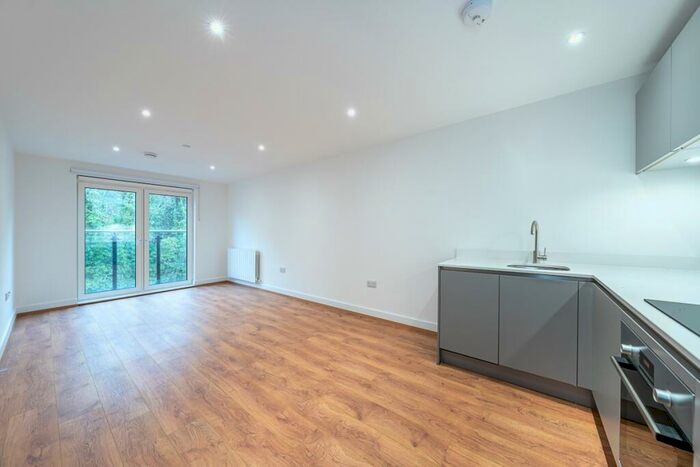 2 Bedroom Flat To Rent In Well Farm Road Whyteleafe, CR3