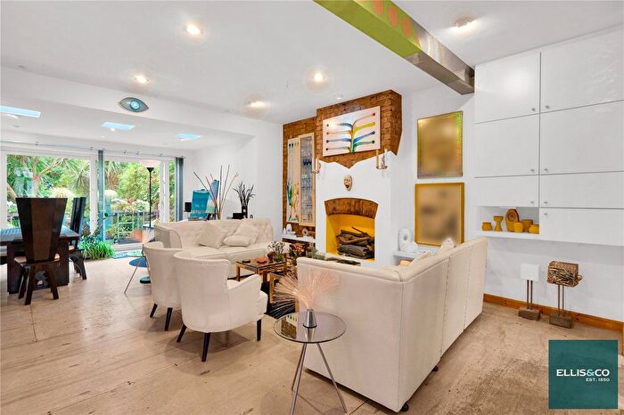 3 Bedroom Terraced House For Sale In Hamilton Road, Golders Green, NW11