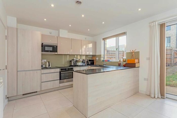 4 Bedroom Flat To Rent In Green Lane, Edgware, HA8