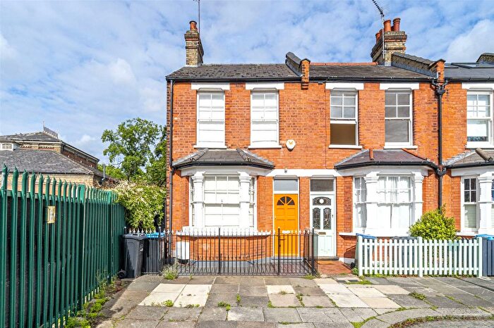3 Bedroom End Of Terrace House For Sale In Cedars Road, London, N21