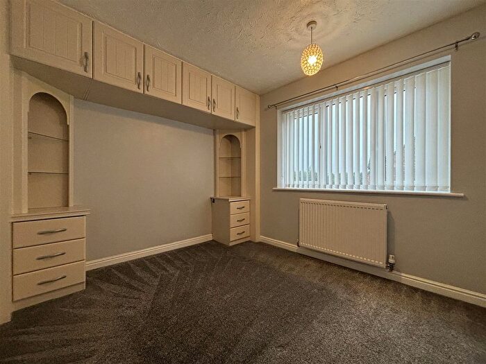 2 Bedroom End Of Terrace House To Rent In Marbury Park, Kingswood, HU7