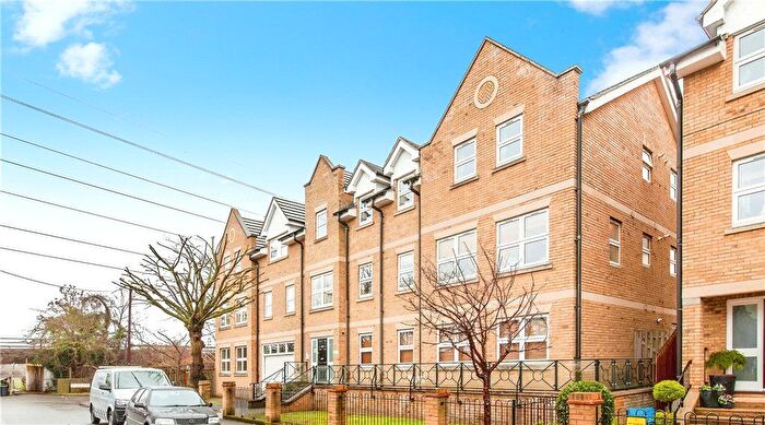 2 Bedroom Flat To Rent In Leacroft, Staines-Upon-Thames, Spelthorne, TW18