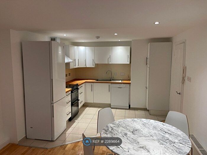 2 Bedroom Flat To Rent In University House, London, E2