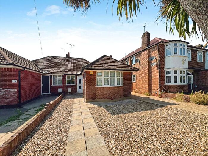 3 Bedroom Semi Detached House For Sale In Kenilworth Road, Edgware, HA8