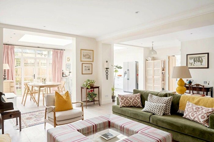 3 Bedroom Flat To Rent In Cambridge Gardens, Ladbroke Grove, W10