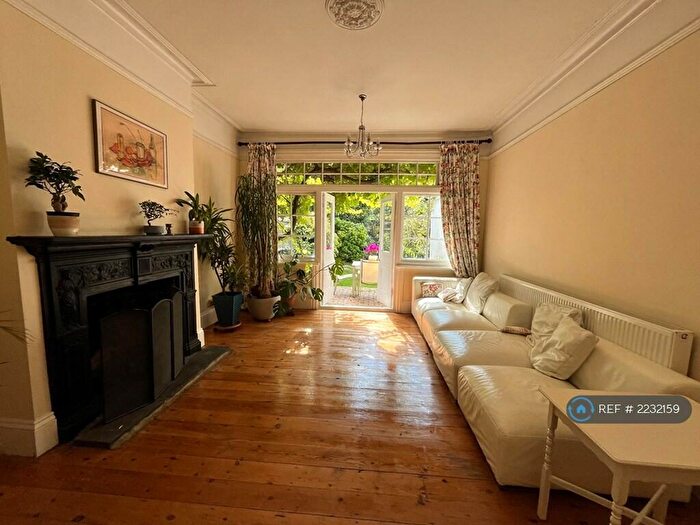 2 Bedroom Flat To Rent In Albion Road, Sutton, SM2
