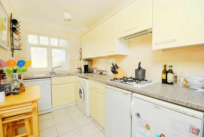2 Bedroom Flat To Rent In Keswick Road, East Putney, London SW15