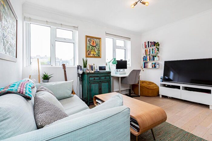 1 Bedroom Flat For Sale In Morgan Court, Battersea High Street, London, SW11