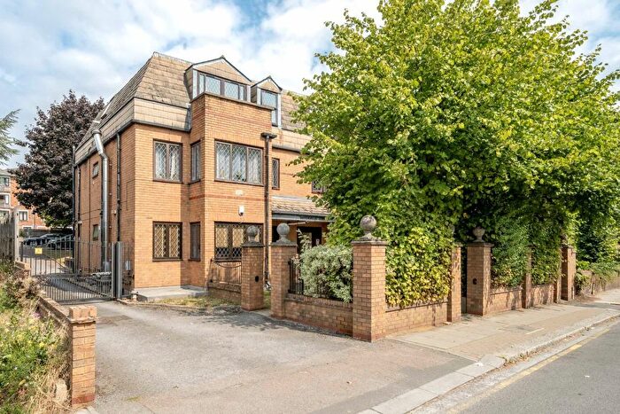 2 Bedroom Flat To Rent In Friern Park, North Finchley, N12