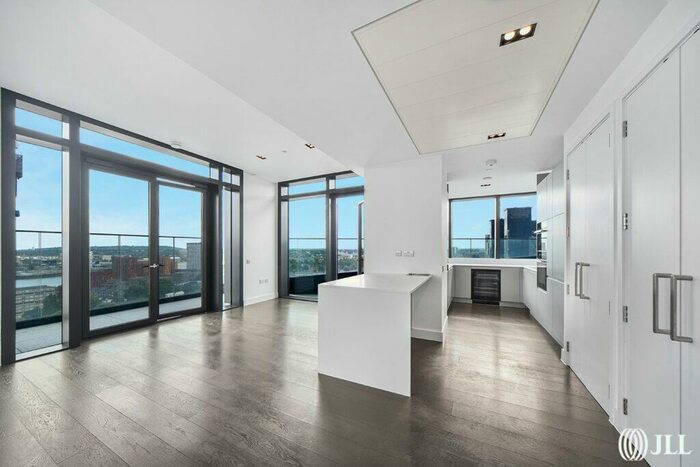 3 Bedroom Flat To Rent In Amory Tower, London, E14