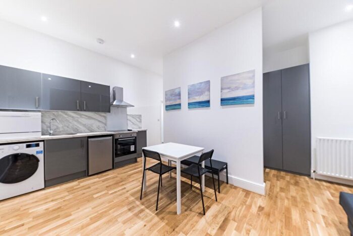 Flat To Rent In Dartmouth Road, Willesden Green, NW2