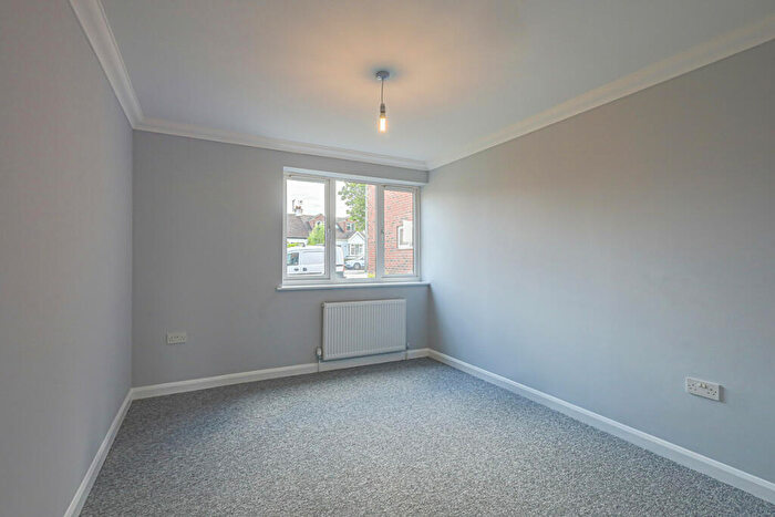 2 Bedroom Apartment For Sale In Shirley Road, Leigh-on-sea, SS9