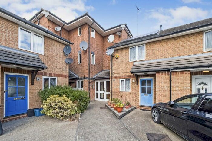 2 Bedroom Flat To Rent In Azalea Close, Ilford, IG1
