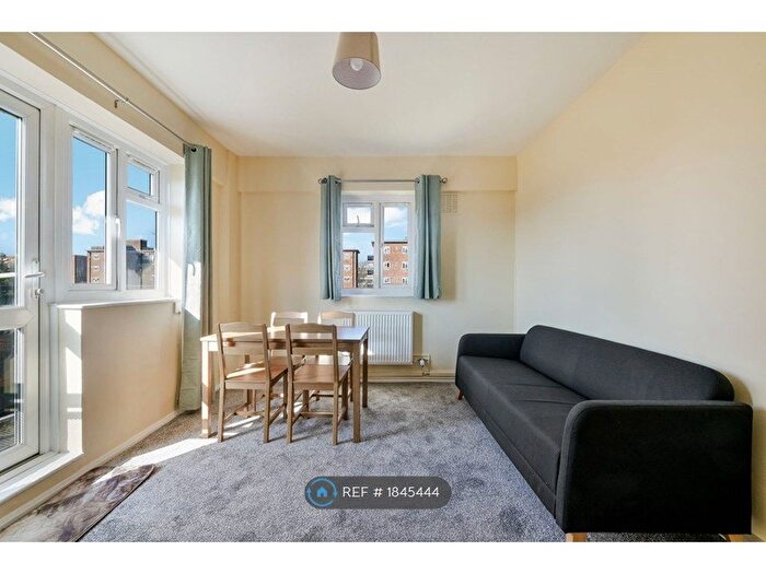 2 Bedroom Flat To Rent In Tilford House, London, SW2