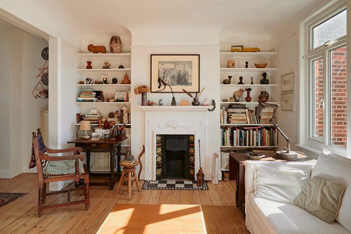 2 Bedroom Flat For Sale In Thames Road, Chiswick, W4