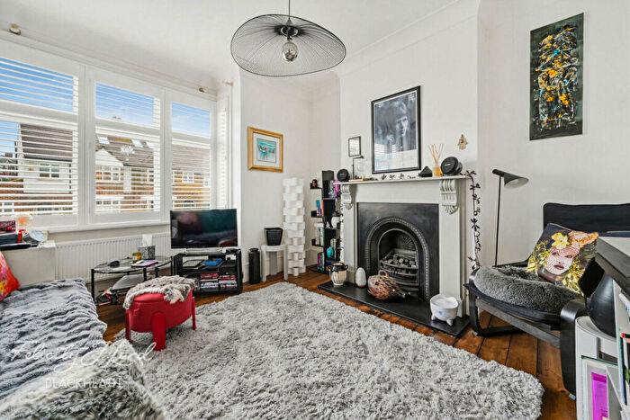 2 Bedroom Maisonette For Sale In Bramshot Avenue, Charlton, SE7