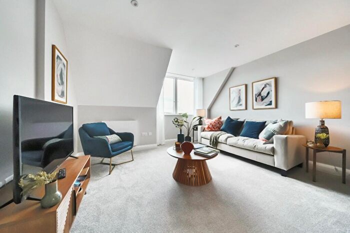 2 Bedroom Apartment To Rent In Wycombe Lane, HP10