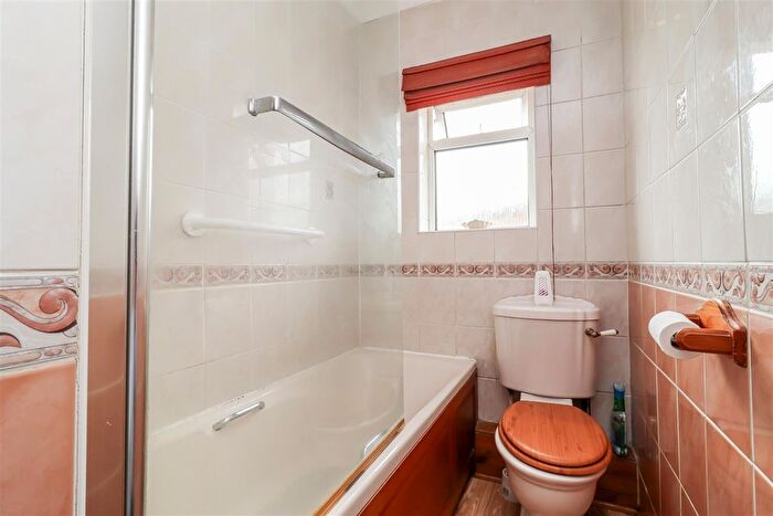 3 Bedroom Terraced House For Sale In Doncaster Road, Wakefield, WF1