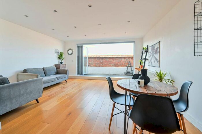 3 Bedroom Flat To Rent In Queens Row, Elephant And Castle, London, SE17