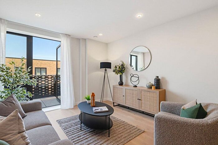 2 Bedroom Flat For Sale In Middle Road, London, W7