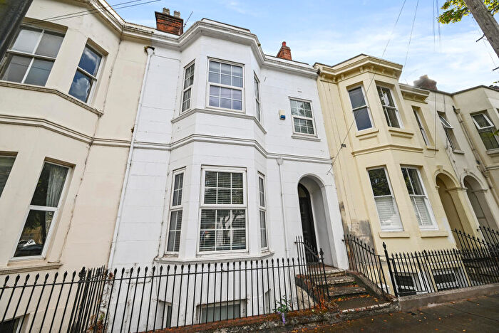 6 Bedroom Terraced House To Rent In Clarendon Avenue, Leamington Spa, CV32