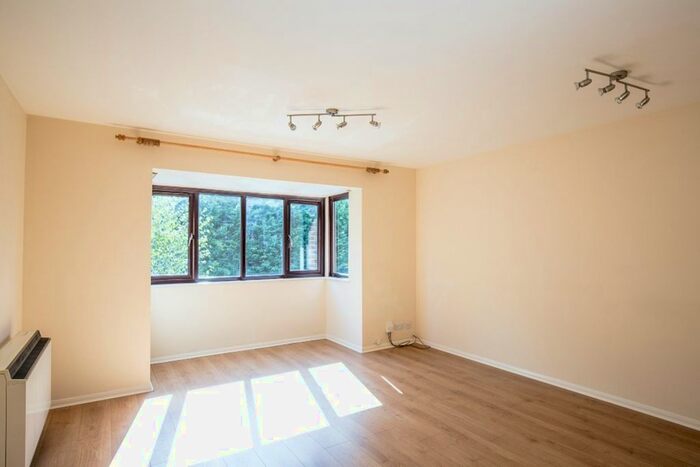 2 Bedroom Flat To Rent In Bushey Grove Road, Bushey, WD23