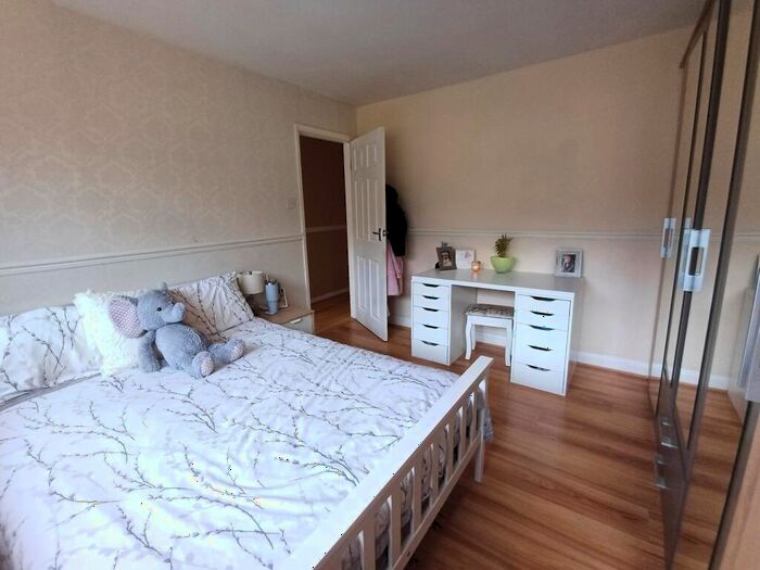 2 Bedroom Semi-Detached Bungalow For Sale In Farndale Road, Bradford, BD15
