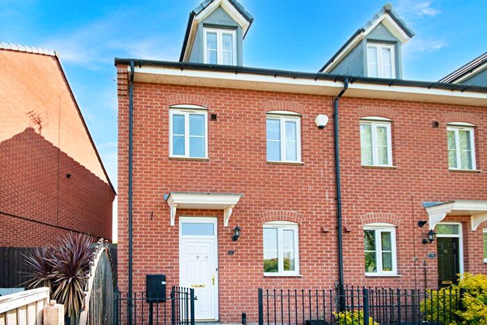 3 Bedroom Town House For Sale In Waterfields, Retford, DN22