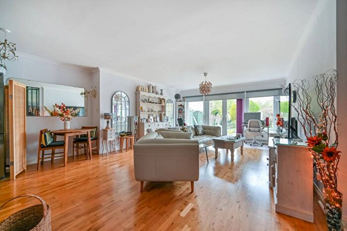 2 Bedroom Bungalow For Sale In Ascot Road, Maidenhead, SL6