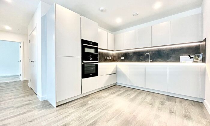 2 Bedroom Flat To Rent In Streamdale Road, London, W3