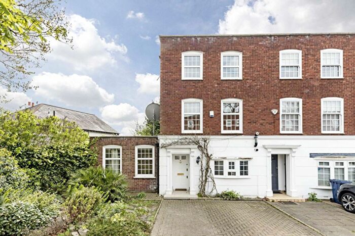 4 Bedroom Property To Rent In Regal Close, London, W5