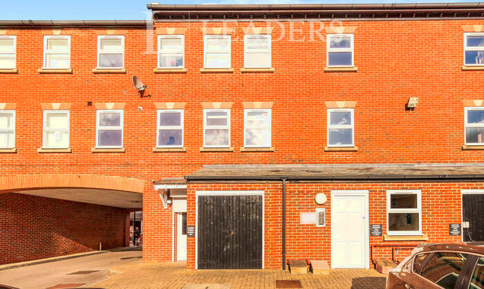 2 Bedroom Flat To Rent In Kingsgate, Aylesbury, HP19