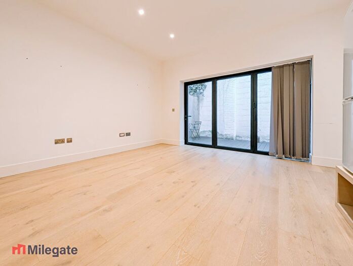 1 Bedroom Flat To Rent In Gallows Yard, Kingston Upon Thames, KT2