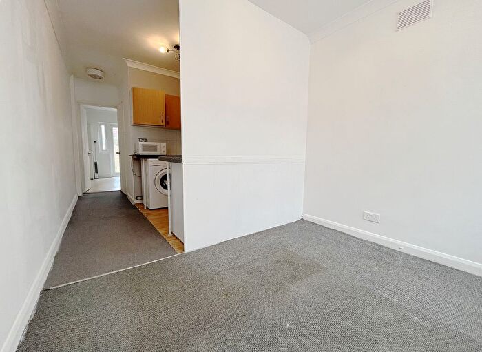 1 Bedroom Flat To Rent In Mandeville Road, Isleworth, TW7