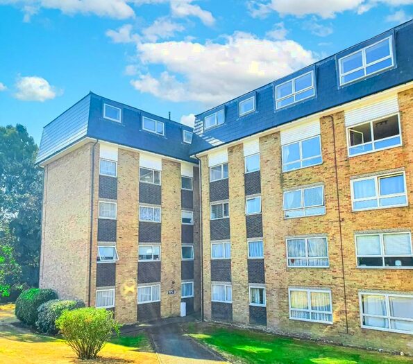 2 Bedroom Flat To Rent In Lampits, Hoddesdon, EN11