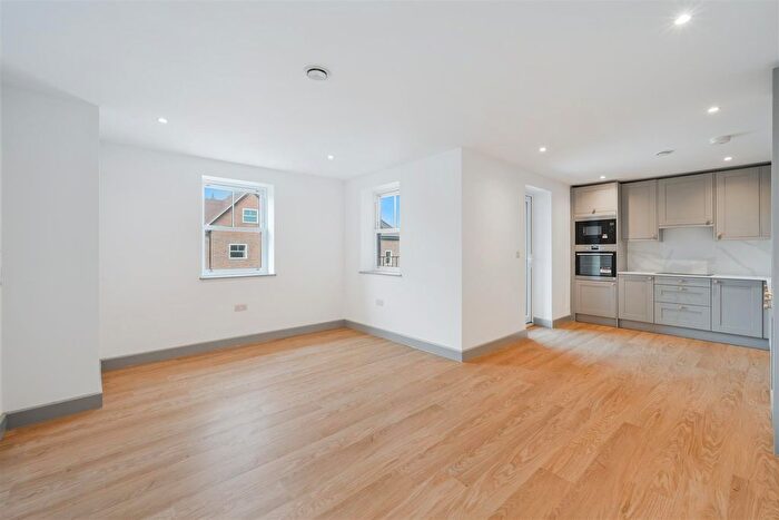 2 Bedroom Flat For Sale In Malden Road, Cheam, SM3