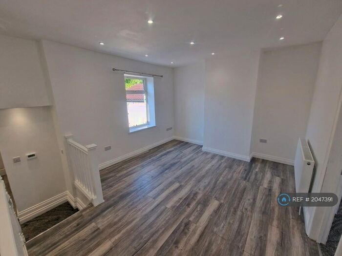 2 Bedroom Flat To Rent In Emerald Street, Cardiff, CF24