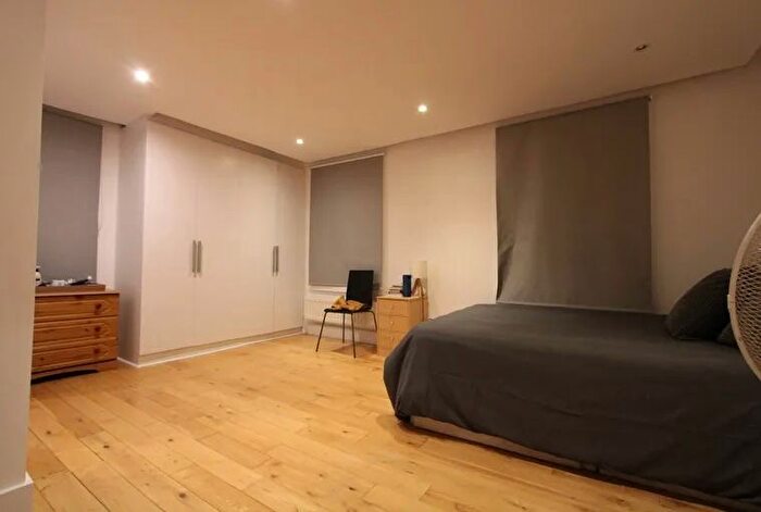 3 Bedroom Flat To Rent In Elias Place, Oval, SW8