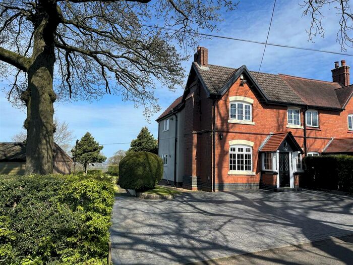 3 Bedroom Semi-Detached House For Sale In Yew Tree Lane, Birmingham, Frankley, B32